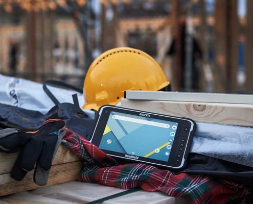 Handheld Industrie-Tablet Algiz RT8 auf der Baustelle