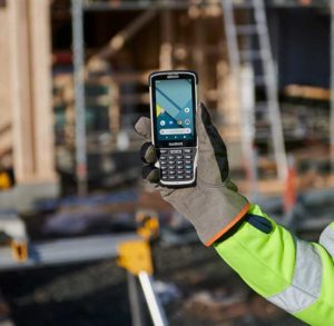 Handheld-Nautiz X41 Mobilcomputer im Einsatz auf einer Baustelle