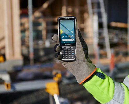 Handheld-Nautiz X41 Mobilcomputer im Einsatz auf einer Baustelle